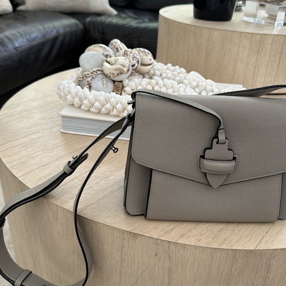 Time’s Arrow chooses most exquisite skins to create your bag. Hand pic leather